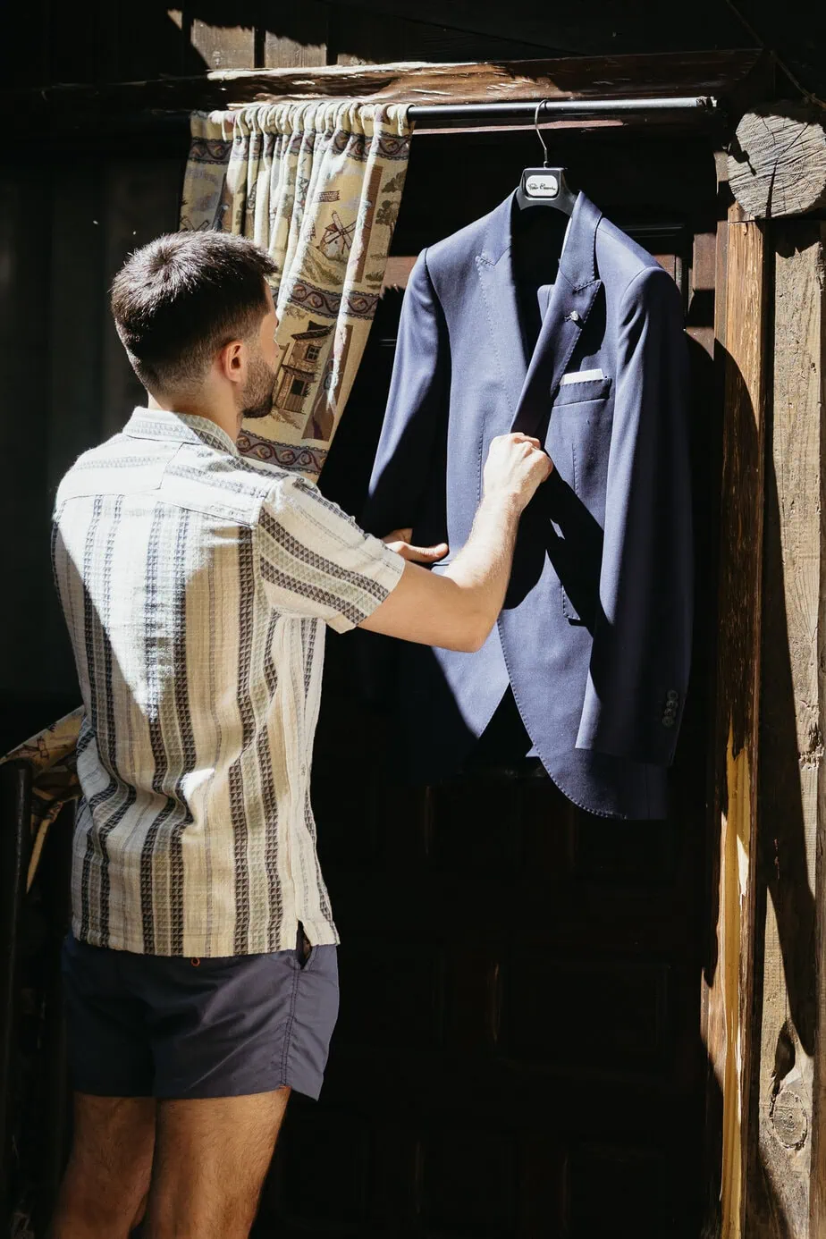 groom getting ready casas de lujan ()