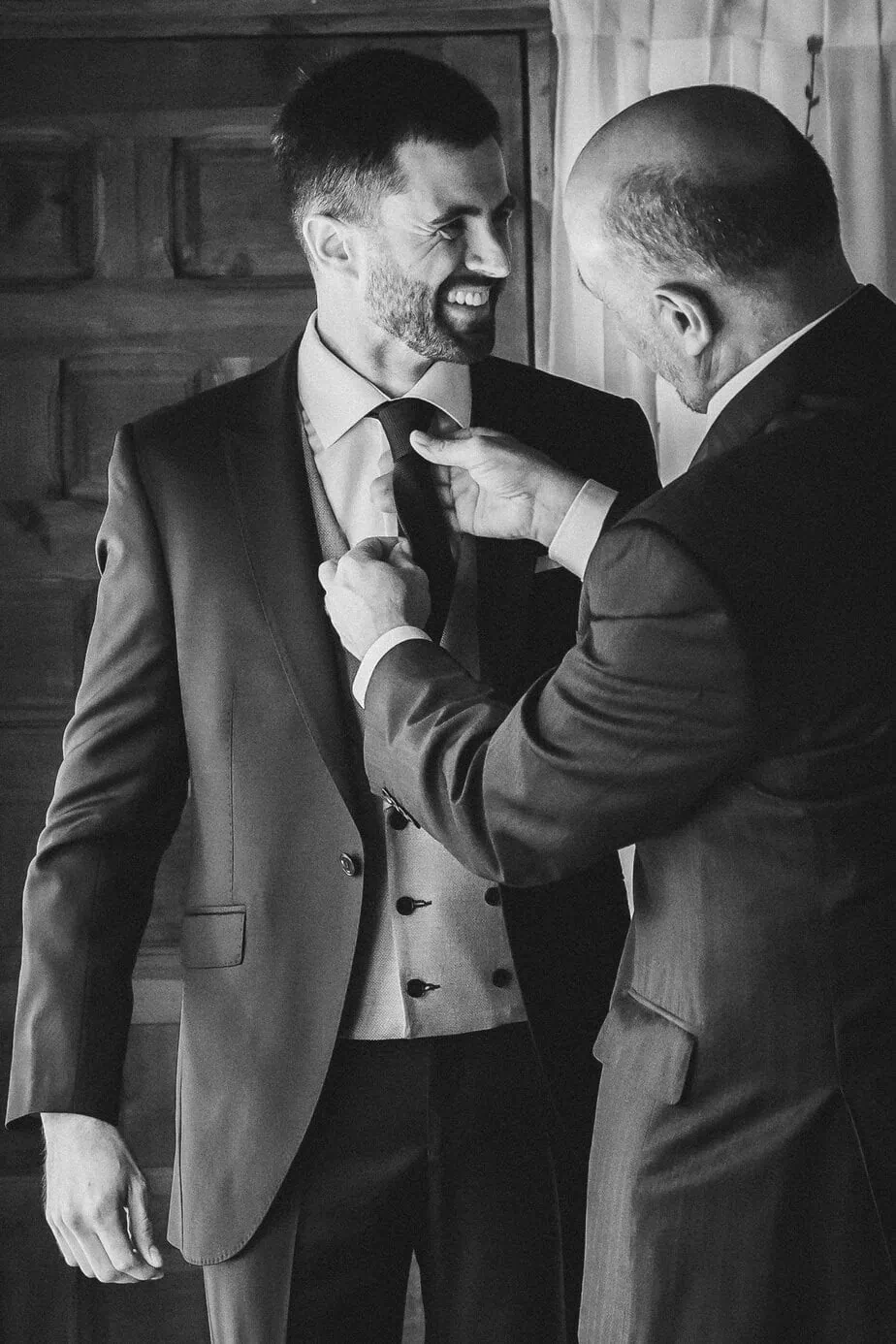groom getting ready casas de lujan ()