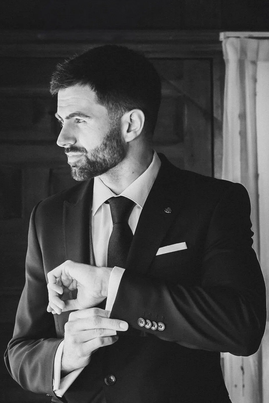 groom getting ready casas de lujan ()