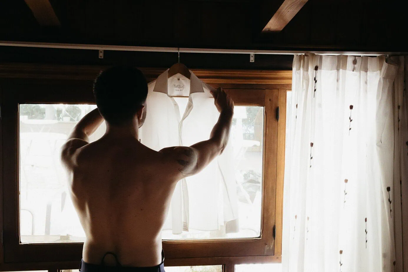 groom getting ready casas de lujan ()