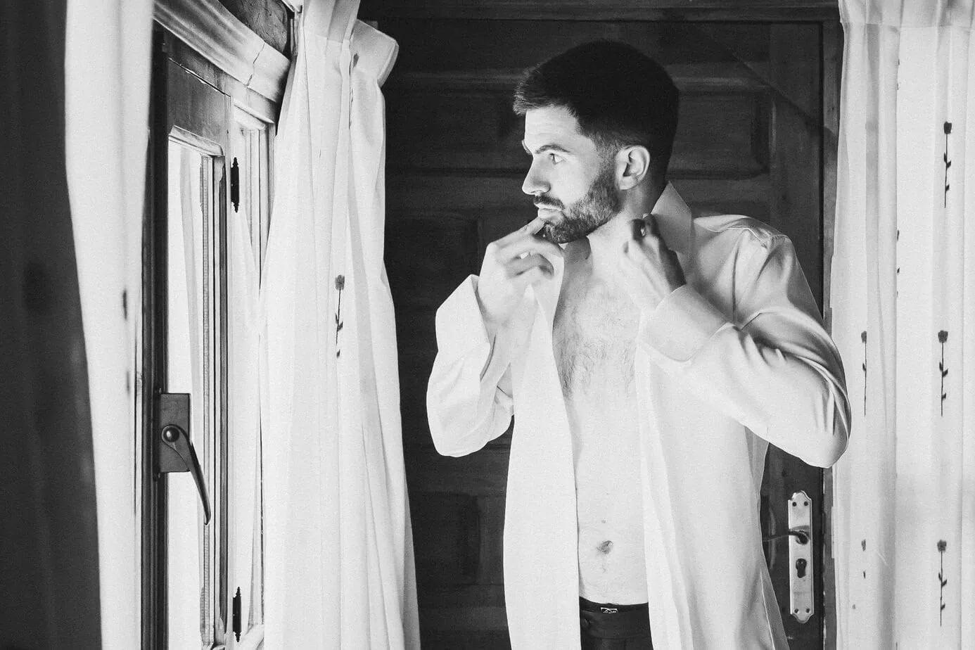 groom getting ready casas de lujan ()