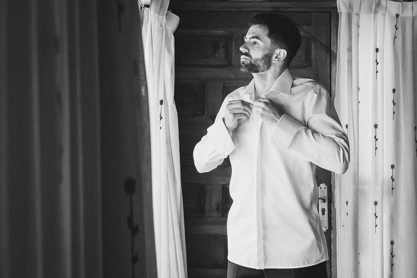 groom getting ready casas de lujan ()