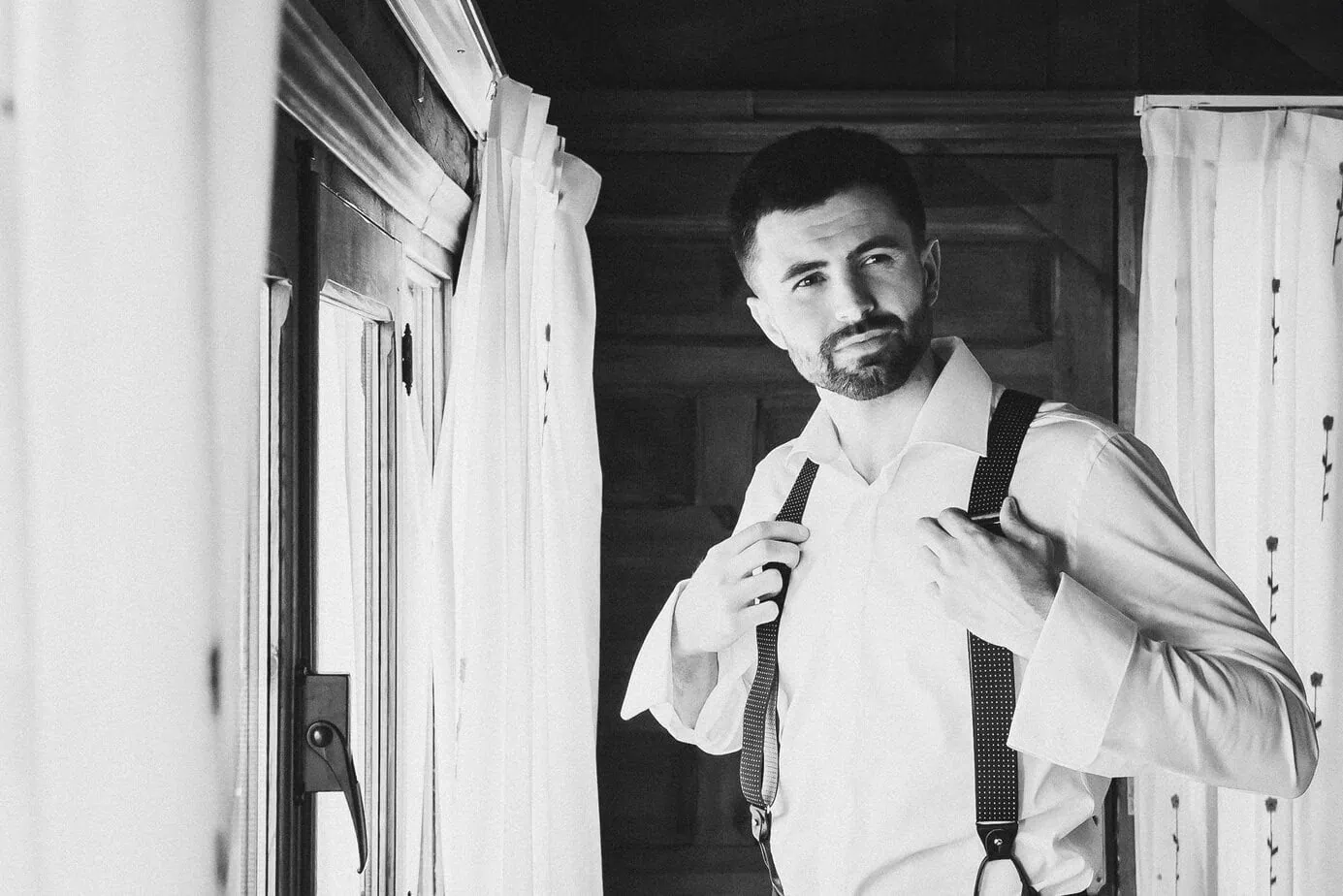 groom getting ready casas de lujan ()