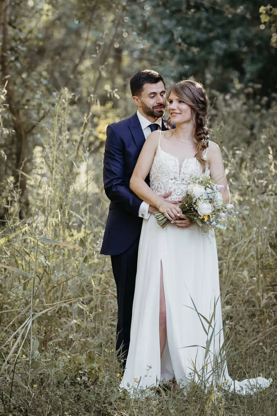 Retrato natural de los novios por fotógrafos de bodas en Hospedería Casas de Luján.