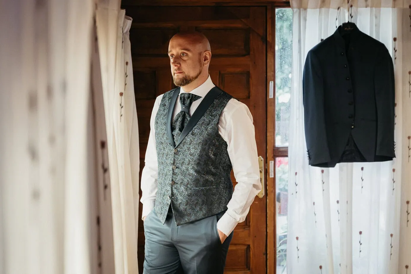 wedding groom preparations hospederia casas de lujan cuenca fotoarte c ()
