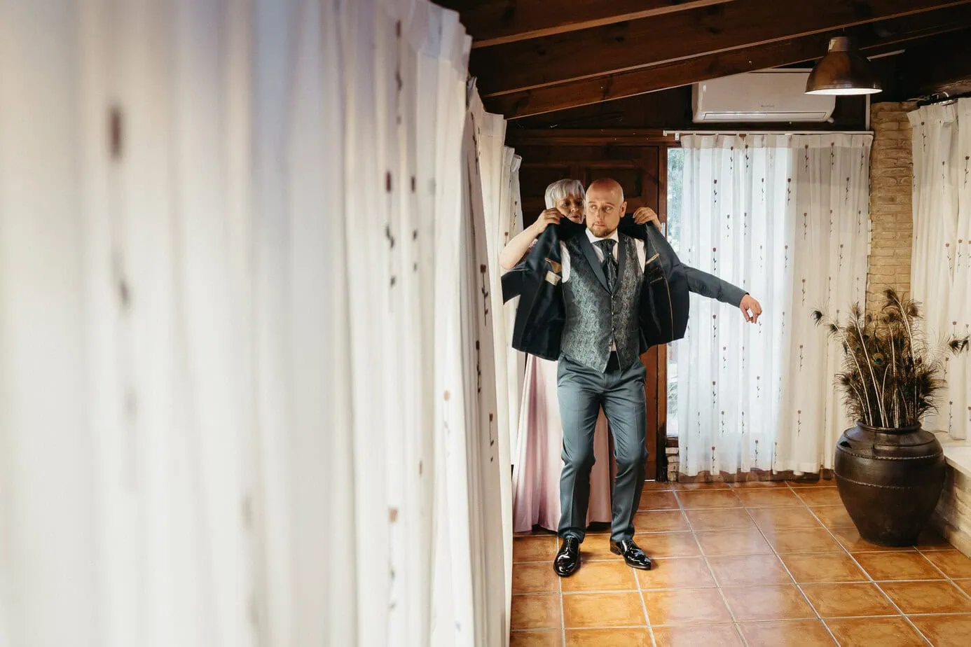 wedding groom preparations hospederia casas de lujan cuenca fotoarte c ()
