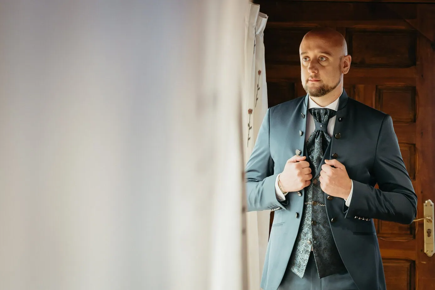 wedding groom preparations hospederia casas de lujan cuenca fotoarte c ()