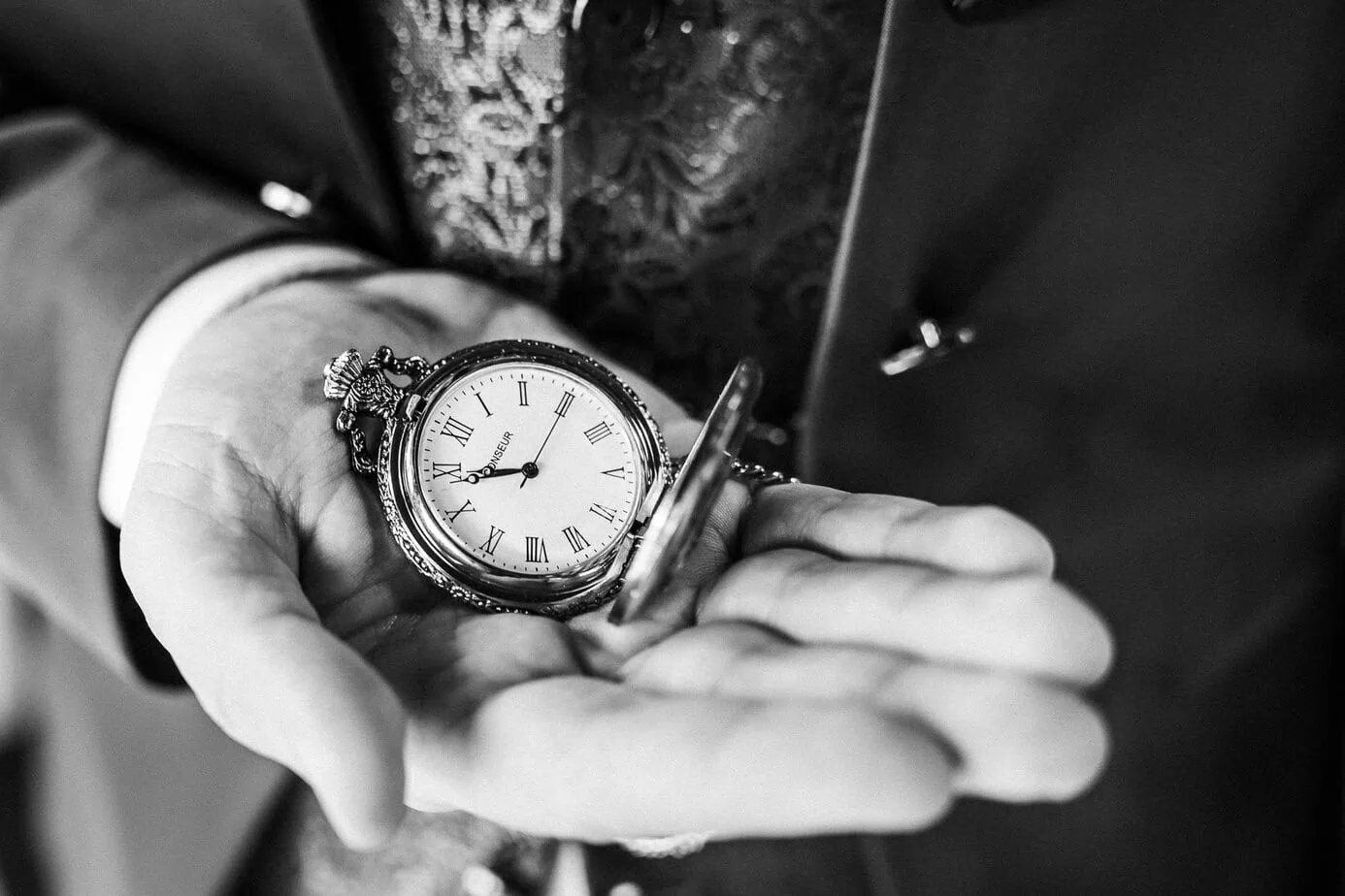 wedding groom preparations hospederia casas de lujan cuenca fotoarte c ()