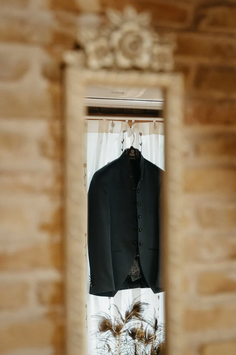 wedding groom preparations hospederia casas de lujan cuenca fotoarte c ()