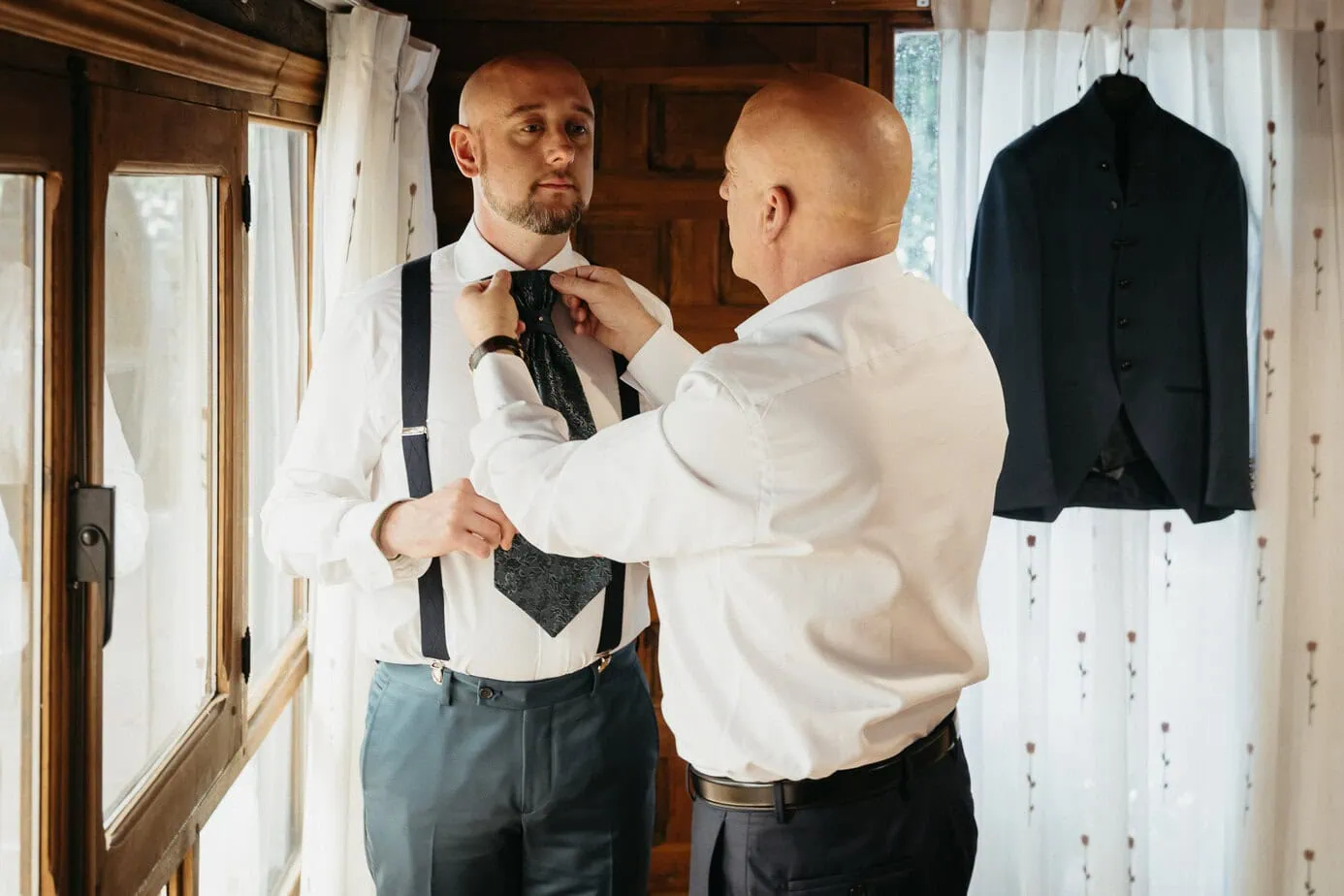 wedding groom preparations hospederia casas de lujan cuenca fotoarte c ()
