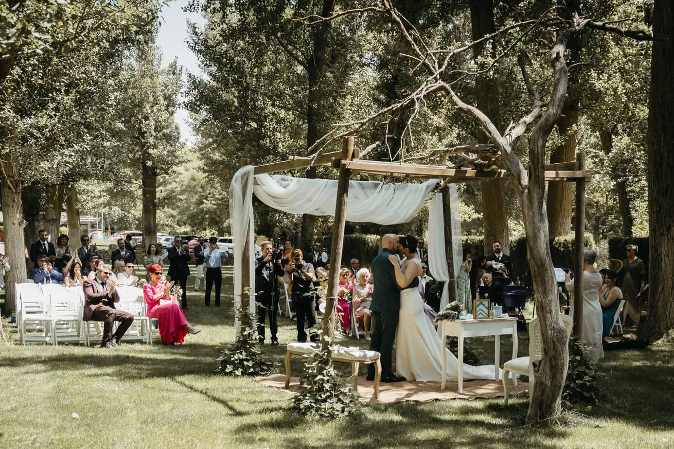 outdoor wedding ceremony hospederia casas de lujan cuenca fotoarte c ()