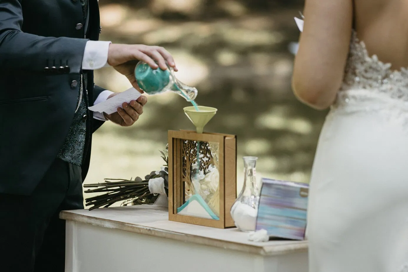 outdoor wedding ceremony hospederia casas de lujan cuenca fotoarte c ()